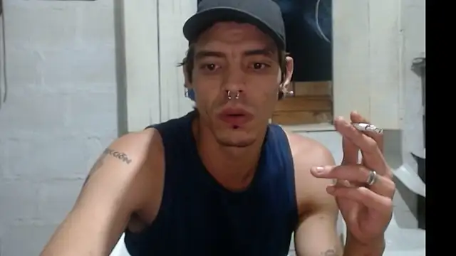 Snapshot of tayler_punk_noise chatting on January 7, 11:24 pm tayler punk noise online show from January 7, 11:24 pm