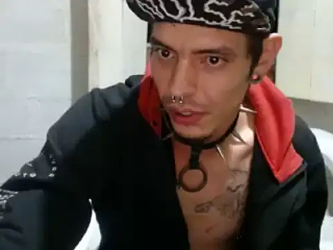 Snapshot of tayler_punk_noise chatting on December 24, 11:33 pm tayler punk noise online show from December 24, 11:33 pm