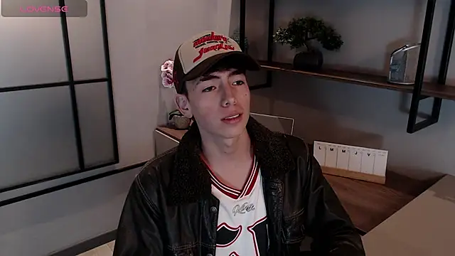 Snapshot of MattiDeLuca chatting on January 25, 2:36 pm MattiDeLuca online show from January 25, 2:36 pm