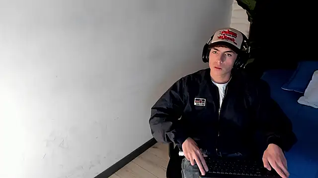 Snapshot of MattiDeLuca chatting on February 7, 2:47 pm MattiDeLuca online show from February 7, 2:47 pm