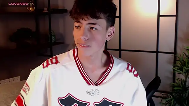 Snapshot of MattiDeLuca chatting on January 22, 2:46 pm MattiDeLuca online show from January 22, 2:46 pm