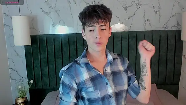 Snapshot of MattiDeLuca chatting on February 2, 11:40 am MattiDeLuca online show from February 2, 11:40 am