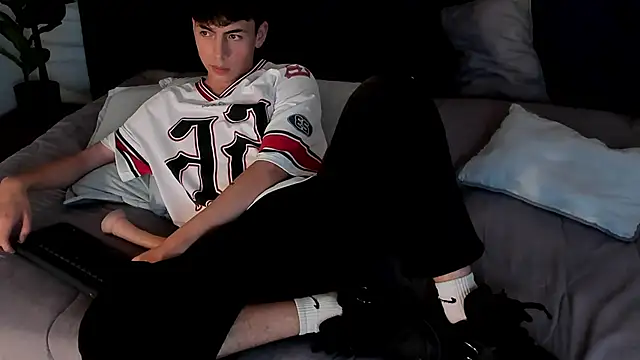 Snapshot of MattiDeLuca chatting on February 1, 1:23 am MattiDeLuca online show from February 1, 1:23 am