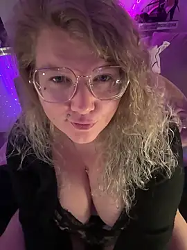 CurvyAnonymousGirl89 online show from March 4, 8:16 pm