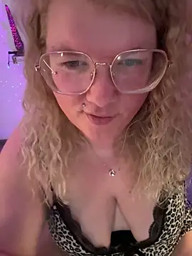 CurvyAnonymousGirl89 online show from April 11, 7:45 am