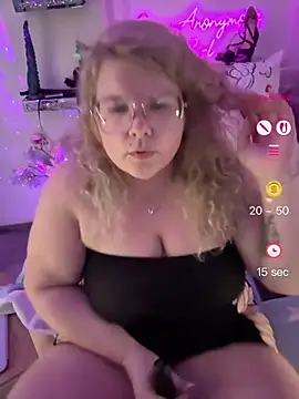 CurvyAnonymousGirl89 online show from May 10, 3:47 pm