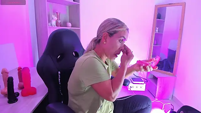 Snapshot of Evangeline_johns chatting on November 4, 8:01 pm Evangeline johns online show from November 4, 8:01 pm