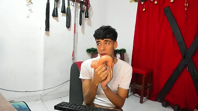 Harry LatinBoy online show from December 19, 10:32 pm