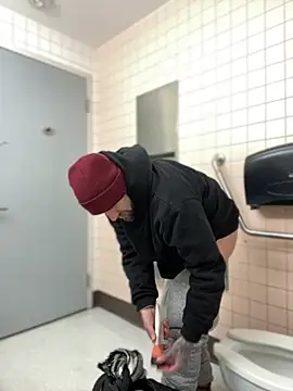 Snapshot of Fuckboy4public chatting on December 19, 3:29 am Fuckboy4public online show from December 19, 3:29 am