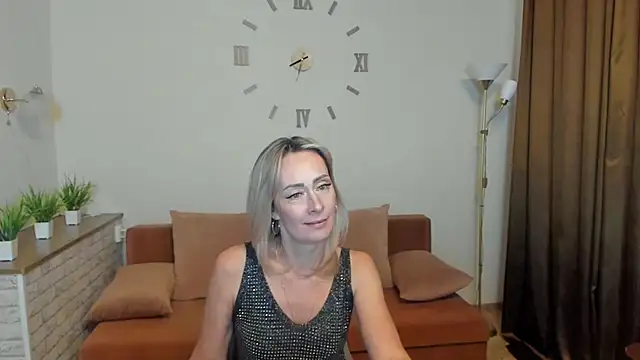 Snapshot of Julia_Cherry_ chatting on February 9, 2:18 pm Julia Cherry  online show from February 9, 2:18 pm