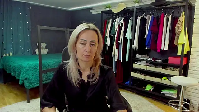 Julia Cherry  online show from January 11, 3:52 pm