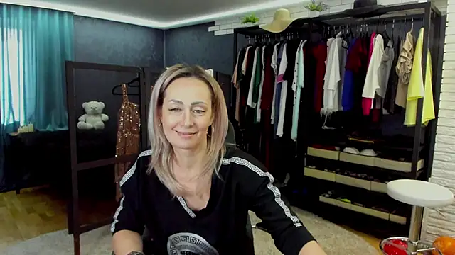 Julia Cherry  online show from February 18, 9:50 am