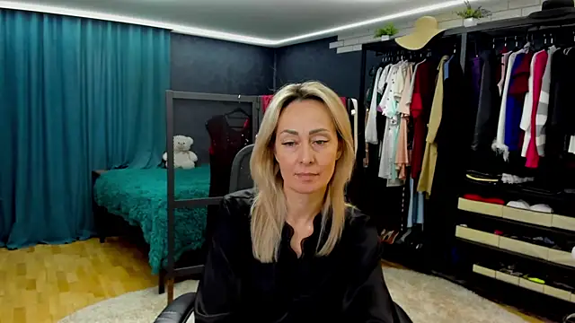 Julia Cherry  online show from April 20, 3:02 pm