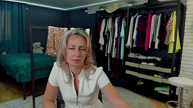 Julia Cherry  online show from January 16, 12:42 pm