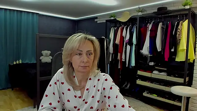 Julia Cherry  online show from March 13, 3:17 pm