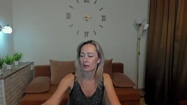 Snapshot of Julia_Cherry_ chatting on February 1, 4:43 pm Julia Cherry  online show from February 1, 4:43 pm