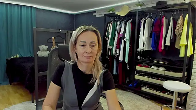 Julia Cherry  online show from February 8, 4:15 pm