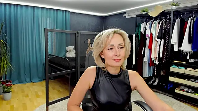 Julia Cherry  online show from May 28, 1:06 pm