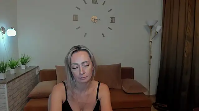 Snapshot of Julia_Cherry_ chatting on January 31, 5:42 pm Julia Cherry  online show from January 31, 5:42 pm