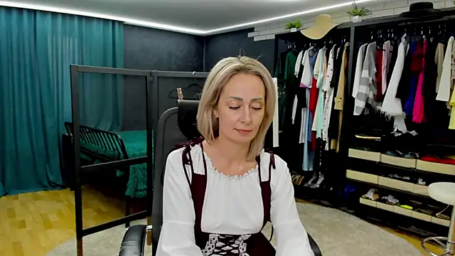 Julia Cherry  online show from May 16, 2:38 pm