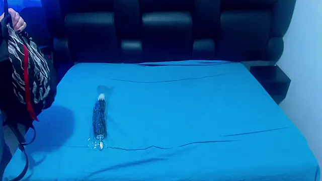 Snapshot of XxMiaSexxyHotxX chatting on October 22, 1:43 pm XxMiaSexxyHotxX online show from October 22, 1:43 pm