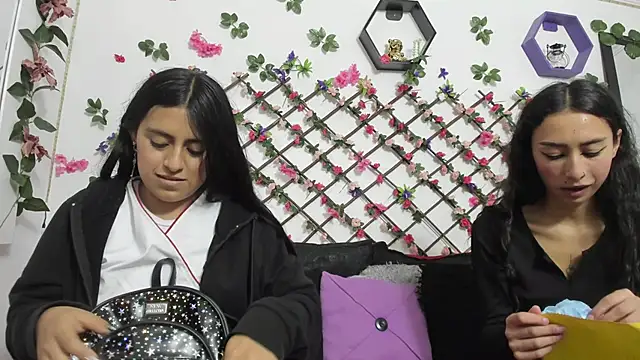Snapshot of thedream_girls chatting on March 7, 7:05 pm thedream girls online show from March 7, 7:05 pm