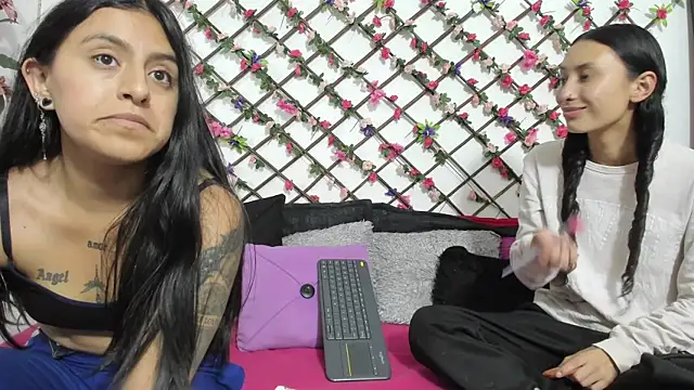Snapshot of thedream_girls chatting on March 6, 7:10 pm thedream girls online show from March 6, 7:10 pm