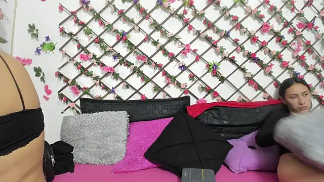 Snapshot of thedream_girls chatting on March 22, 6:14 pm thedream girls online show from March 22, 6:14 pm