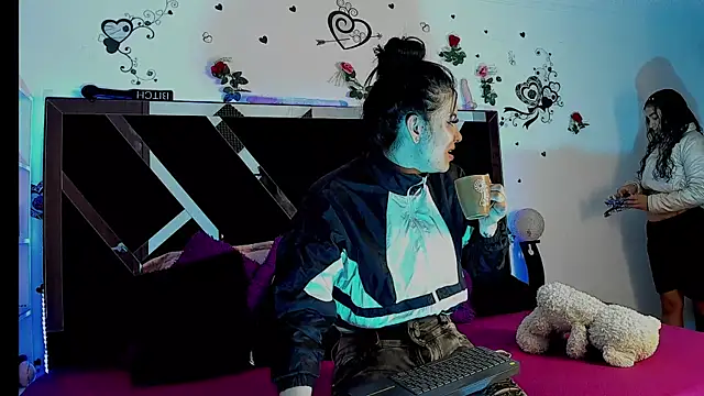 Snapshot of thedream_girls chatting on October 18, 12:29 pm thedream girls online show from October 18, 12:29 pm