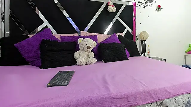 Snapshot of thedream_girls chatting on October 11, 12:06 pm thedream girls online show from October 11, 12:06 pm