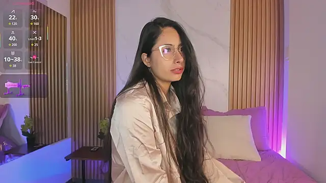 Julia Martinez  online show from March 26, 11:30 am