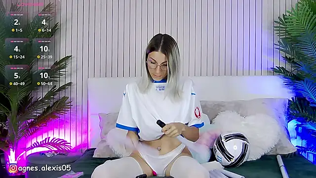 Snapshot of AgnesAlexis chatting on June 17, 11:09 am AgnesAlexis online show from June 17, 11:09 am
