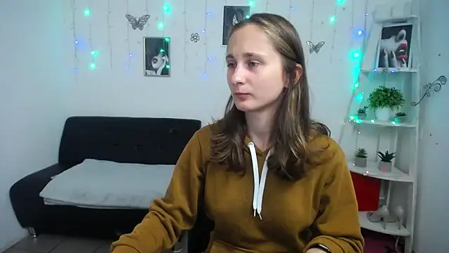 Snapshot of MichelLeee chatting on October 10, 11:11 am MichelLeee online show from October 10, 11:11 am