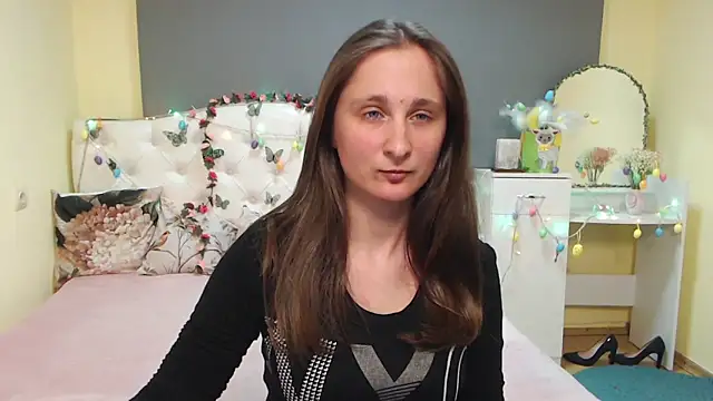 MichelLeee online show from April 3, 5:30 pm