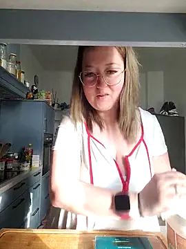 Snapshot of Lillyloo_ chatting on March 10, 7:23 am Lillyloo online show from March 10, 7:23 am
