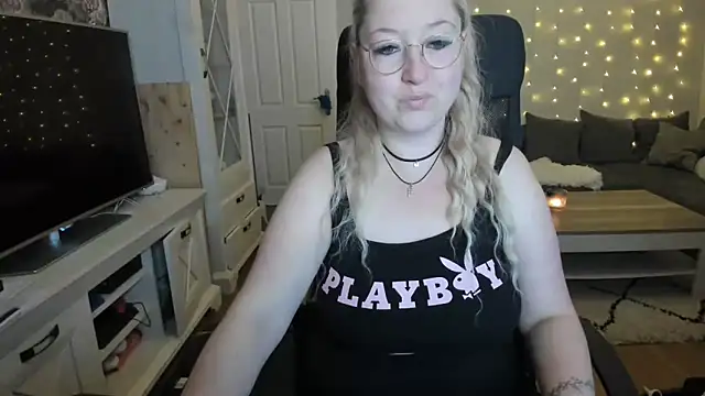 Lillyloo  online show from October 6, 3:40 am