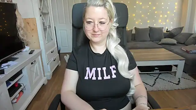 Lillyloo  online show from September 23, 6:31 am