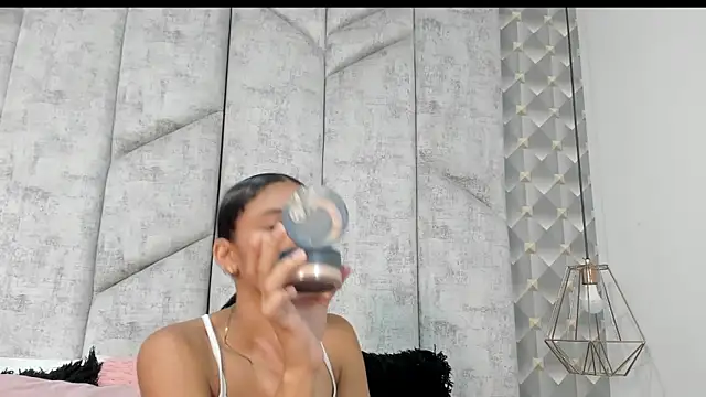 Snapshot of AshleyHill2 chatting on December 14, 4:40 am AshleyHill2 online show from December 14, 4:40 am