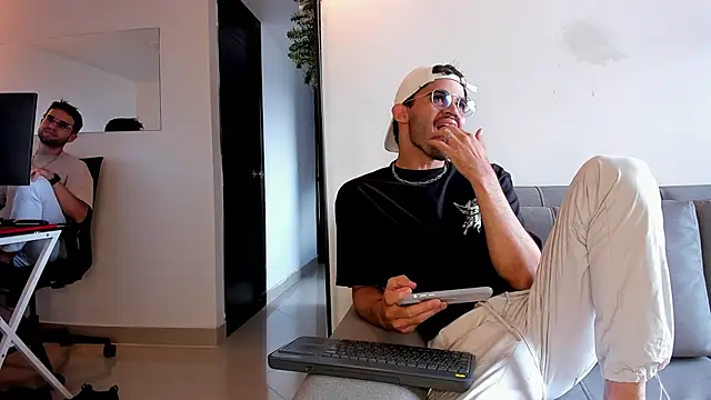 andrewChris  online show from December 15, 6:47 pm