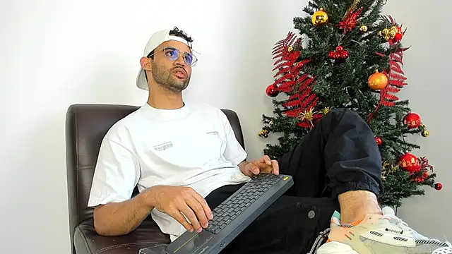 andrewChris  online show from November 30, 7:58 pm