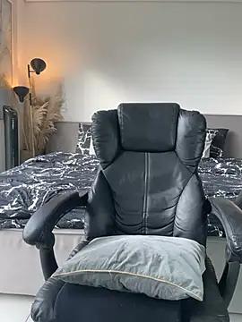 DimitriSullivan  online show from January 14, 1:04 pm