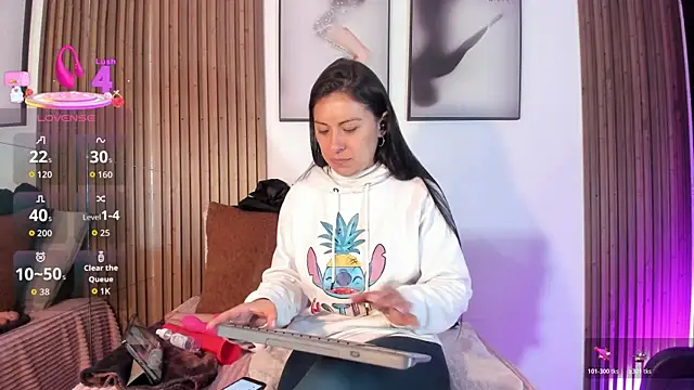 Snapshot of Ella_Rousse chatting on November 15, 2:32 pm Ella Rousse online show from November 15, 2:32 pm