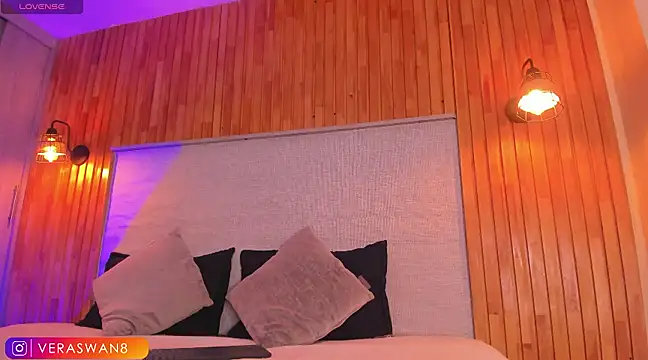 MoonSwan1 online show from December 4, 10:02 pm