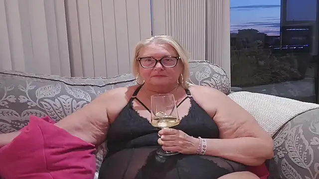 MoistCurveyChanel online show from July 1, 8:53 pm
