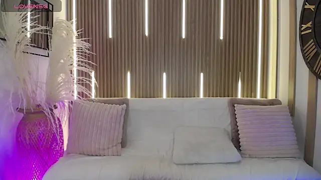 Aniie Doll online show from November 21, 8:30 pm