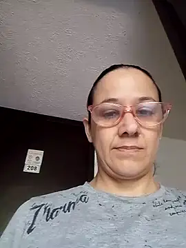 nicolle milf1978 online show from April 27, 1:31 pm