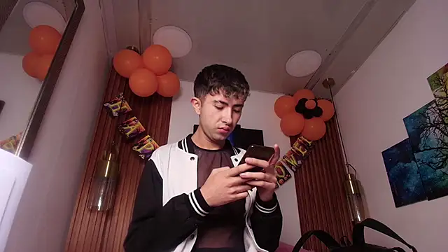 Noah Xitruxx online show from October 20, 4:03 am