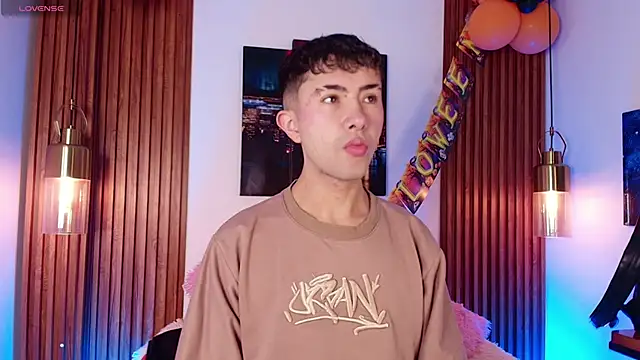 Noah Xitruxx online show from October 23, 2:43 am