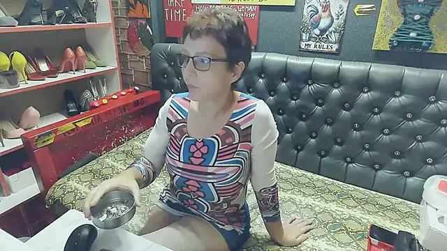 Snapshot of Lily4yourfun chatting on October 25, 6:01 am Lily4yourfun online show from October 25, 6:01 am