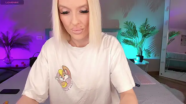 Snapshot of Lana_kitty__ chatting on May 3, 9:29 pm Lana kitty online show from May 3, 9:29 pm